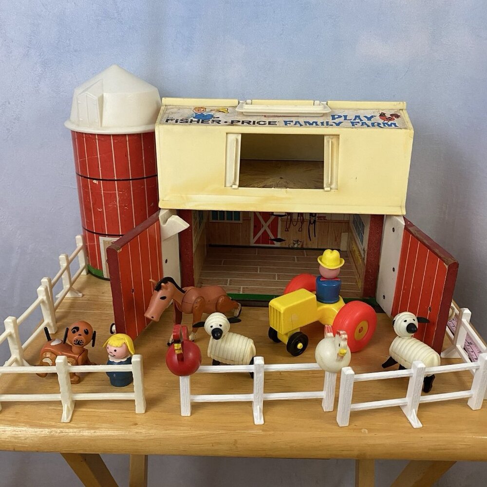 1968-85 Vintage Fisher-Price PLAY FAMILY FARM #915 1968-78 Version with SILO